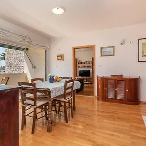 apartment-bruno-trogir.hotels-in-trogir.com/