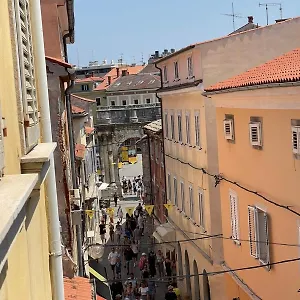 dejan-apartment-2.pula-hotels.org/